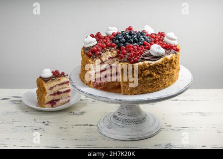 Mehrschichtiger Honig und Käsekuchen mit frischen Beeren. Stockfoto