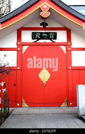 Der Hanazono-Schrein mit leuchtend farbigen Gebäuden und Torientoren in Shinjuku, Tokio, Japan. Es ist eines der wichtigsten Inari-Schreine in Japan. Stockfoto