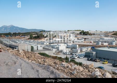 Samos, Insel Samos, Griechenland. 25th Oktober 2021. Panoramablick auf das neue Lager für Flüchtlinge und Migranten.Neues Flüchtlingslager in Zervou Lage in der Nähe von Samos Stadt und Insel. Das neue geschlossene kontrollierte Zugangszentrum von Samos ist ein Flüchtlingslager, ein von der Europäischen Union finanzierter Hotspot für Asylbewerber. (Bild: © Nik Oiko/SOPA Images via ZUMA Press Wire) Stockfoto