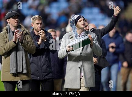 Der Warwickshire CCC-Spieler Henry Brookes pariert zur Halbzeit mit der Bob Willis Trophy und seinen Teamkollegen während des Sky Bet Championship-Spiels in der Ricoh Arena, Coventry. Bilddatum: Dienstag, 23. November 2021. Stockfoto