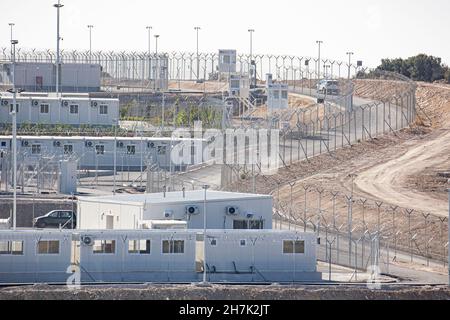 Samos, Griechenland. 25th Oktober 2021. Panoramablick auf das neue Lager für Flüchtlinge und Migranten.Neues Flüchtlingslager in Zervou Lage in der Nähe von Samos Stadt und Insel. Das neue geschlossene kontrollierte Zugangszentrum von Samos ist ein Flüchtlingslager, ein von der Europäischen Union finanzierter Hotspot für Asylbewerber. Kredit: SOPA Images Limited/Alamy Live Nachrichten Stockfoto