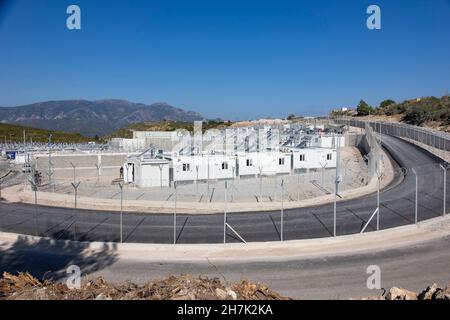 Samos, Griechenland. 25th Oktober 2021. Panoramablick auf das neue Lager für Flüchtlinge und Migranten.Neues Flüchtlingslager in Zervou Lage in der Nähe von Samos Stadt und Insel. Das neue geschlossene kontrollierte Zugangszentrum von Samos ist ein Flüchtlingslager, ein von der Europäischen Union finanzierter Hotspot für Asylbewerber. Kredit: SOPA Images Limited/Alamy Live Nachrichten Stockfoto