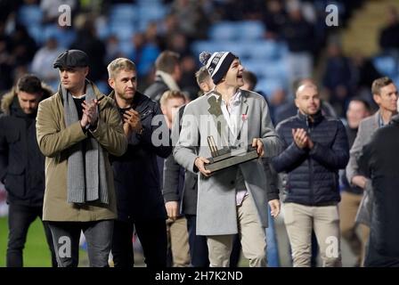 Der Warwickshire CCC-Spieler Henry Brookes pariert zur Halbzeit mit der Bob Willis Trophy und seinen Teamkollegen während des Sky Bet Championship-Spiels in der Ricoh Arena, Coventry. Bilddatum: Dienstag, 23. November 2021. Stockfoto