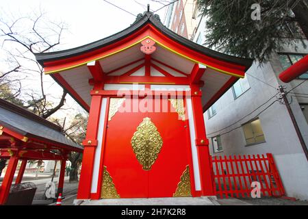 Der Hanazono-Schrein mit leuchtend farbigen Gebäuden und Torientoren in Shinjuku, Tokio, Japan. Es ist eines der wichtigsten Inari-Schreine in Japan. Stockfoto