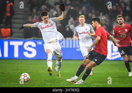 Lille, Frankreich. 23. November 2021, Villeneuve-d'Ascq, Frankreich, Frankreich: Benjamin SESKO von RB Salzbourg und Zeki CELIK von Lille beim UEFA Champions League-Spiel der Gruppe G zwischen Lille OSC (LOSC) und RB Salzburg (Red Bull Salzbourg) am 23. November 2021 im Pierre-Mauroy-Stadion in Villeneuve-d'Ascq bei Lille, Frankreich. (Bild: © Matthieu Mirville/ZUMA Press Wire) Bild: ZUMA Press, Inc./Alamy Live News Stockfoto