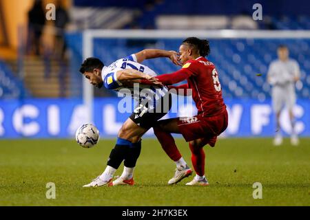 Sheffield, Großbritannien. 23rd. November 2021. Massimo Luongo #21 von Sheffield Mittwoch und David Kasumu #8 von Milton Keynes Dons in Sheffield, Großbritannien am 11/23/2021. (Foto von Ben Early/News Images/Sipa USA) Quelle: SIPA USA/Alamy Live News Stockfoto