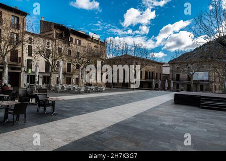 Pollenca, Mallorca Spanien - 12 28 2017: Blick über die alten Straßen und den Platz des Dorfes Stockfoto