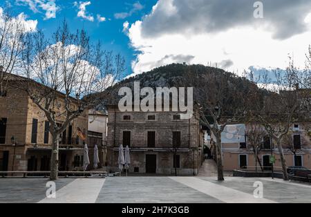 Pollenca, Mallorca Spanien - 12 28 2017: Blick über die alten Straßen und den Platz des Dorfes Stockfoto