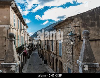 Pollenca, Mallorca Spanien - 12 28 2017: Blick über die alten Straßen des Dorfes Stockfoto