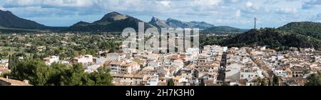 Pollenca, Spanien - 12 28 2017: Extra großer Panoramablick über das Dorf und die Berge Stockfoto