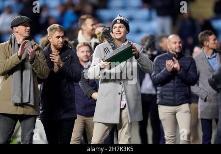 Der Warwickshire CCC-Spieler Henry Brookes pariert zur Halbzeit mit der Bob Willis Trophy und seinen Teamkollegen während des Sky Bet Championship-Spiels in der Ricoh Arena, Coventry. Bilddatum: Dienstag, 23. November 2021. Stockfoto