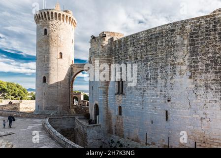 Palma de Mallorca, Mallorca, Spanien - 12 30 2017: Das Schloss Bellver mit blauem Himmel Stockfoto