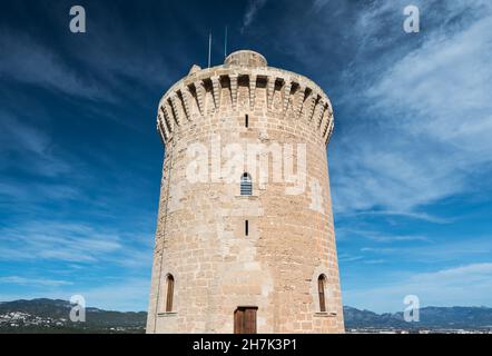 Palma de Mallorca, Mallorca, Spanien - 12 30 2017: Die Burg Bellver Turm mit einem blauen Himmel Hintergrund Stockfoto