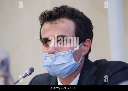 Palazzo dei Gruppi Parlamentari, Rom, Italien, 23. November 2021, Davide Crippa während der Pressekonferenz der 5-Sterne-Bewegung über gemeinsame erneuerbare Energien - Nachrichten Stockfoto