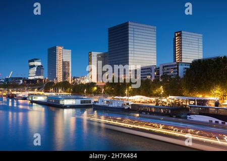 Seine und Bibliotheque Francois Mitterrand Buildings, Paris, Frankreich Stockfoto