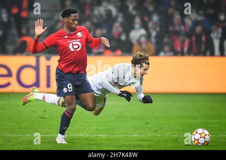 Lille, Frankreich. 23. November 2021, Villeneuve-d'Ascq, Frankreich, Frankreich: Jonathan DAVID aus Lille und Brenden AARONSON von RB Salzbourg während des UEFA Champions League-Spiel der Gruppe G zwischen Lille OSC (LOSC) und RB Salzburg (Red Bull Salzbourg) am 23. November 2021 im Pierre-Mauroy-Stadion in Villeneuve-d'Ascq bei Lille, Frankreich. (Bild: © Matthieu Mirville/ZUMA Press Wire) Bild: ZUMA Press, Inc./Alamy Live News Stockfoto