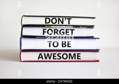 Vergessen Sie nicht awesome Symbol. Konzept Worte "Don't forget awesome" auf Büchern auf einem schönen weißen Hintergrund. Geschäftsmann Hand. Geschäftlich, motivierend Stockfoto