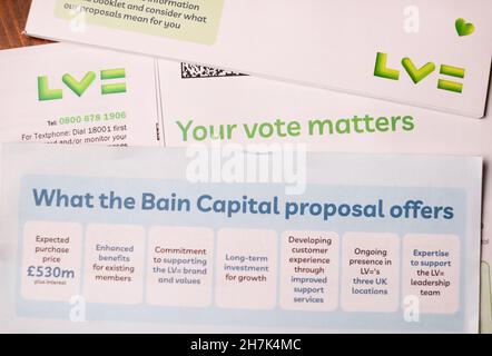 Der britische Versicherer LV=, bekannt als Liverpool Victoria, schreibt an die Mitglieder wegen der Abstimmung über die geplante Übernahme von £530 Millionen durch die US-Private-Equity-Gruppe Bain Capital. Stockfoto