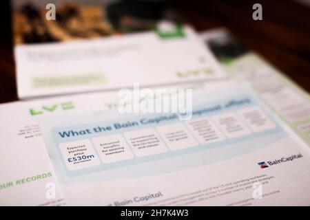 Der britische Versicherer LV=, bekannt als Liverpool Victoria, schreibt an die Mitglieder wegen der Abstimmung über die geplante Übernahme von £530 Millionen durch die US-Private-Equity-Gruppe Bain Capital. Stockfoto