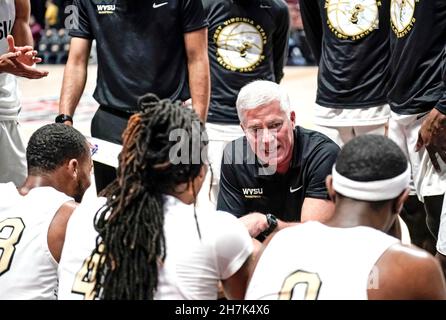 Uncasville, CT, USA. 23rd. November 2021. November 23. 2021: Trainer Douglas Whittler von WVSU während einer Auszeit, als sie Morehouse 71-66 im Chris Paul HBCU Tip Off besiegen, veranstaltet vom BHOF und präsentiert von Hotels.com in der Mohegan Sun Arena in Uncasville, Connecticut. Dan HearyEclipse Sportswire CSM/Alamy Live News Stockfoto