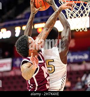 Uncasville, CT, USA. 23rd. November 2021. November 23. 2021: Noah Jordan von WVSU erwißt einen Rebound, als sie Morehouse im Conso-Spiel des Chris Paul HBCU Tip Off besiegen, das vom BHOF veranstaltet und von Hotels.com in der Mohegan Sun Arena in Uncasville, Connecticut, präsentiert wird. Dan HearyEclipse Sportswire CSM/Alamy Live News Stockfoto