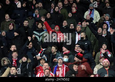 KIEW, UKRAINE - 23. NOVEMBER 2021 - Fans reagieren auf den Tribünen beim 2021/2022 UEFA Champions League Matchday 5 in der Gruppe E zwischen dem FC Dynamo Kiew und dem FC Bayern München im NSC Olimpiyskiy, Kiew, der Hauptstadt der Ukraine. Kredit: Ukrinform/Alamy Live Nachrichten Stockfoto