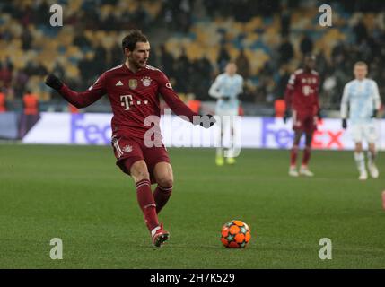 KIEW, UKRAINE - 23. NOVEMBER 2021 - Ein Spieler des FC Bayern München ist während des 2021/2022 UEFA Champions League Matchday 5 in der Gruppe E gegen den FC Dynamo Kiew im NSC Olimpiyskiy, Kiew, der Hauptstadt der Ukraine, zu sehen. Kredit: Ukrinform/Alamy Live Nachrichten Stockfoto