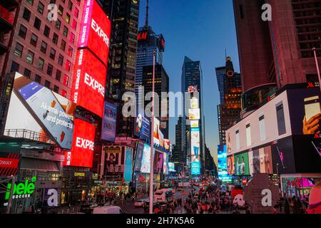 Der Times Square in New York City pulsiert mit Licht, Ton und einer ständigen Flut von Werbung Stockfoto