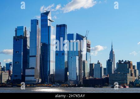 Wolkenkratzer ragen über der modernen Küste von New York City Stockfoto