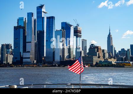 Wolkenkratzer ragen über der modernen Küste von New York City Stockfoto