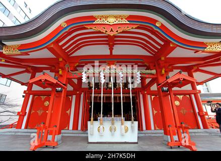 Der Hanazono-Schrein mit leuchtend farbigen Gebäuden und Torientoren in Shinjuku, Tokio, Japan. Es ist eines der wichtigsten Inari-Schreine in Japan. Stockfoto