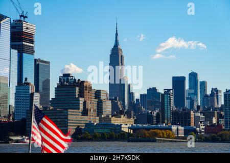 Wolkenkratzer ragen über der modernen Küste von New York City Stockfoto