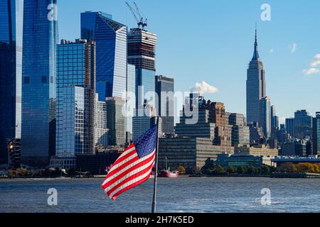 Wolkenkratzer ragen über der modernen Küste von New York City Stockfoto