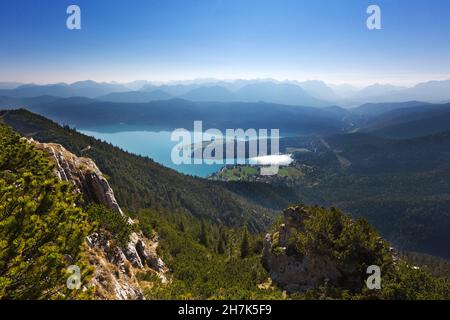 Blick vom Herzogstand über den Walchensee auf das Alpenmassiv, Bayern, Deutschland Stockfoto