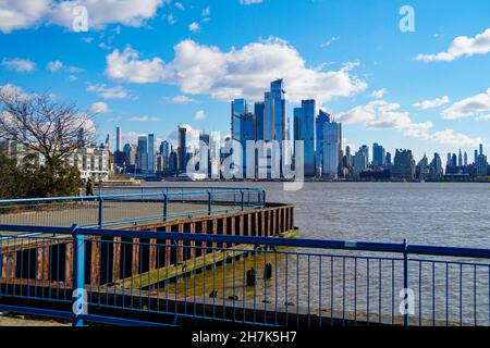 Wolkenkratzer ragen über der modernen Küste von New York City Stockfoto