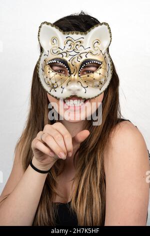 Paris, Frankreich - 11 22 2021: Packshot einer maskierten Frau. Eine bunte Katzenmaske mit Glitzern Stockfoto