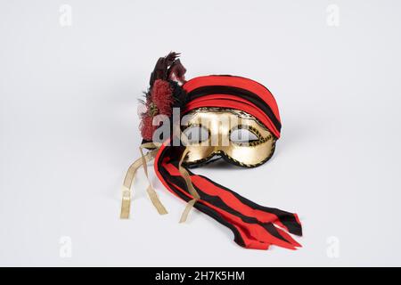 Paris, Frankreich - 11 22 2021: Packshot einer maskierten Frau. Eine farbenfrohe venezianische Maske mit Bändern und Glitzern Stockfoto