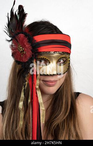 Paris, Frankreich - 11 22 2021: Packshot einer maskierten Frau. Eine farbenfrohe venezianische Maske mit Bändern und Glitzern Stockfoto