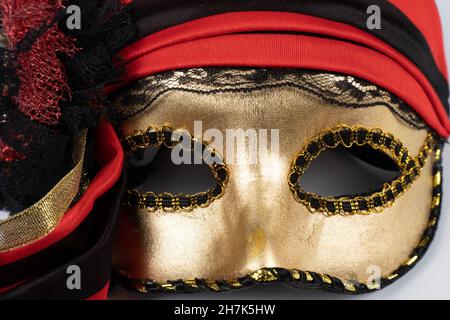 Paris, Frankreich - 11 22 2021: Packshot einer maskierten Frau. Eine farbenfrohe venezianische Maske mit Bändern und Glitzern Stockfoto