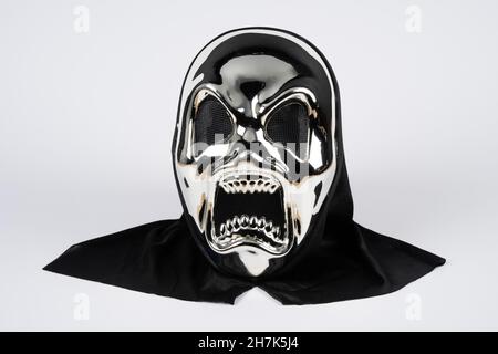 Paris, Frankreich - 11 22 2021: Packshot einer maskierten Frau. Eine reflektierende Monster Maske Stockfoto
