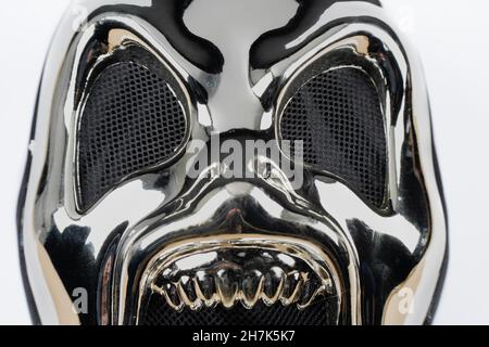 Paris, Frankreich - 11 22 2021: Packshot einer maskierten Frau. Eine reflektierende Monster Maske Stockfoto