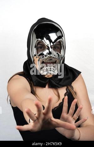 Paris, Frankreich - 11 22 2021: Packshot einer maskierten Frau. Eine reflektierende Monster Maske Stockfoto