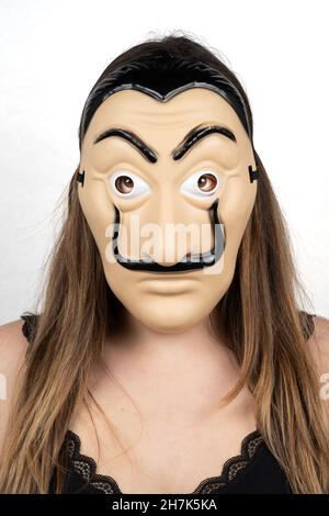 Paris, Frankreich - 11 22 2021: Packshot einer maskierten Frau. Eine bunte Casa De Papel Maske, Salvador Dali Stockfoto