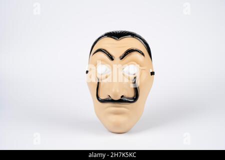 Paris, Frankreich - 11 22 2021: Packshot einer maskierten Frau. Eine bunte Casa De Papel Maske, Salvador Dali Stockfoto