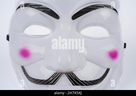 Paris, Frankreich - 11 22 2021: Packshot einer maskierten Frau. Eine bunte Vendetta Maske, anonymer Hacker Stockfoto