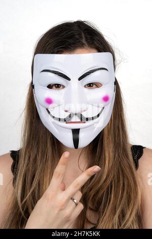 Paris, Frankreich - 11 22 2021: Packshot einer maskierten Frau. Eine bunte Vendetta Maske, anonymer Hacker Stockfoto