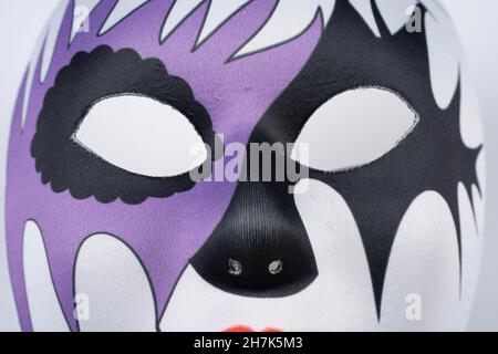 Paris, Frankreich - 11 22 2021: Packshot einer maskierten Frau. Eine farbenfrohe Maske mit Spinnen und Blitzen Stockfoto