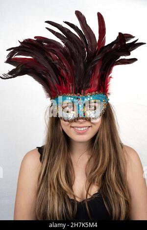 Paris, Frankreich - 11 22 2021: Packshot einer maskierten Frau. Eine farbenfrohe Maske mit Federn und Glitzer Stockfoto