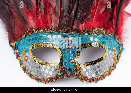 Paris, Frankreich - 11 22 2021: Packshot einer maskierten Frau. Eine farbenfrohe Maske mit Federn und Glitzer Stockfoto