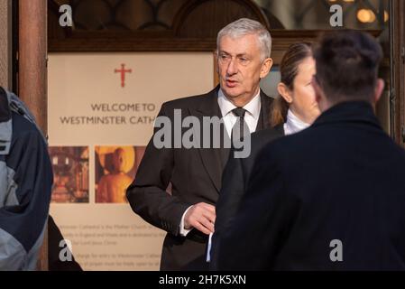 Lindsay Hoyle verlässt die Westminster Cathedral nach der Trauerfeier für den ermordeten Abgeordneten Sir David Amess. Sprecher des Unterhauses Stockfoto